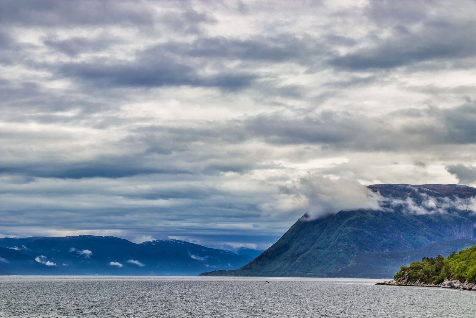 Canon EF-S 18-135mm F3.5-5.6 IS USM sample photo. Norway, mountains, landscape photography