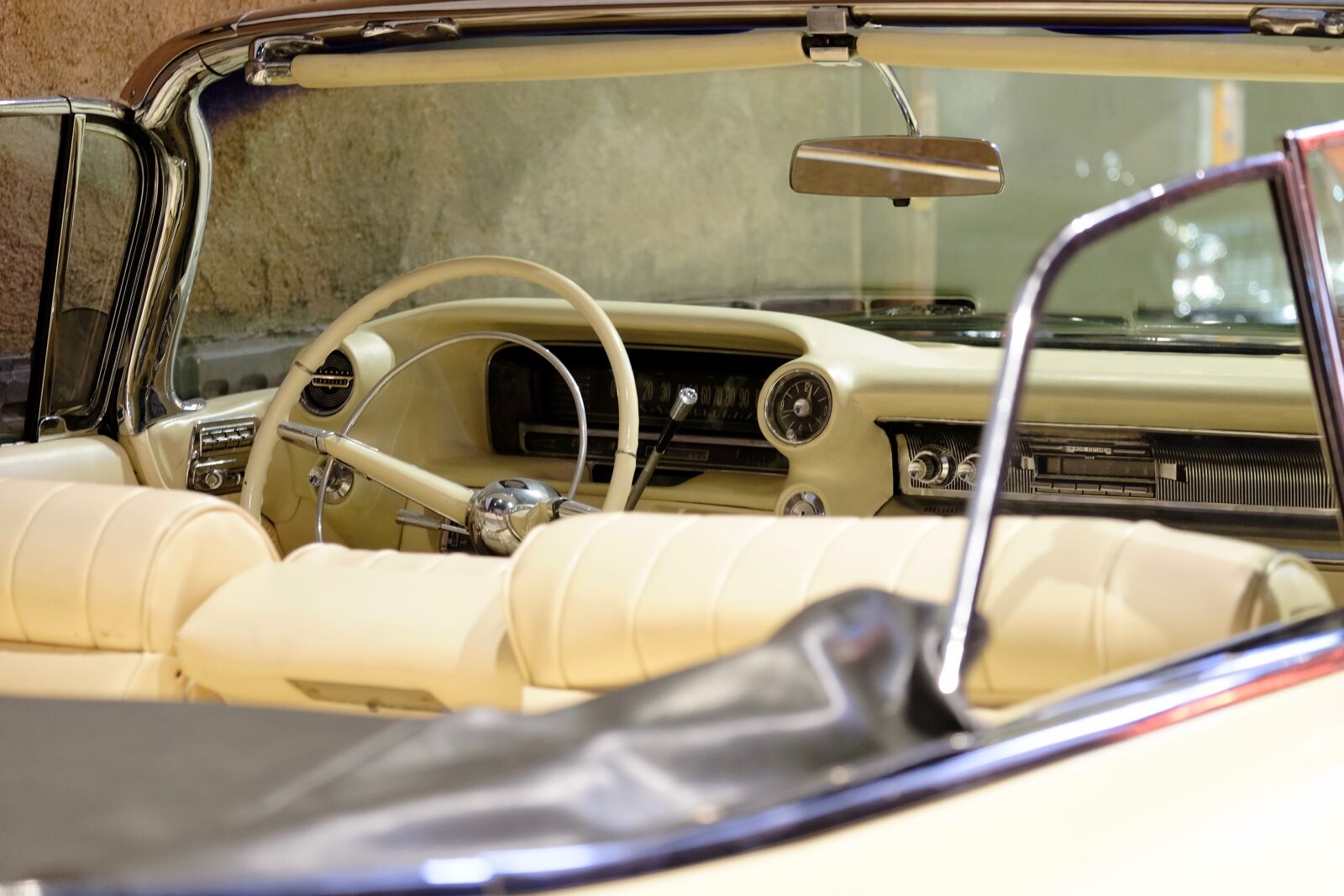 Fujifilm XF 55-200mm F3.5-4.8 R LM OIS sample photo. Classic car, dashboard, open photography
