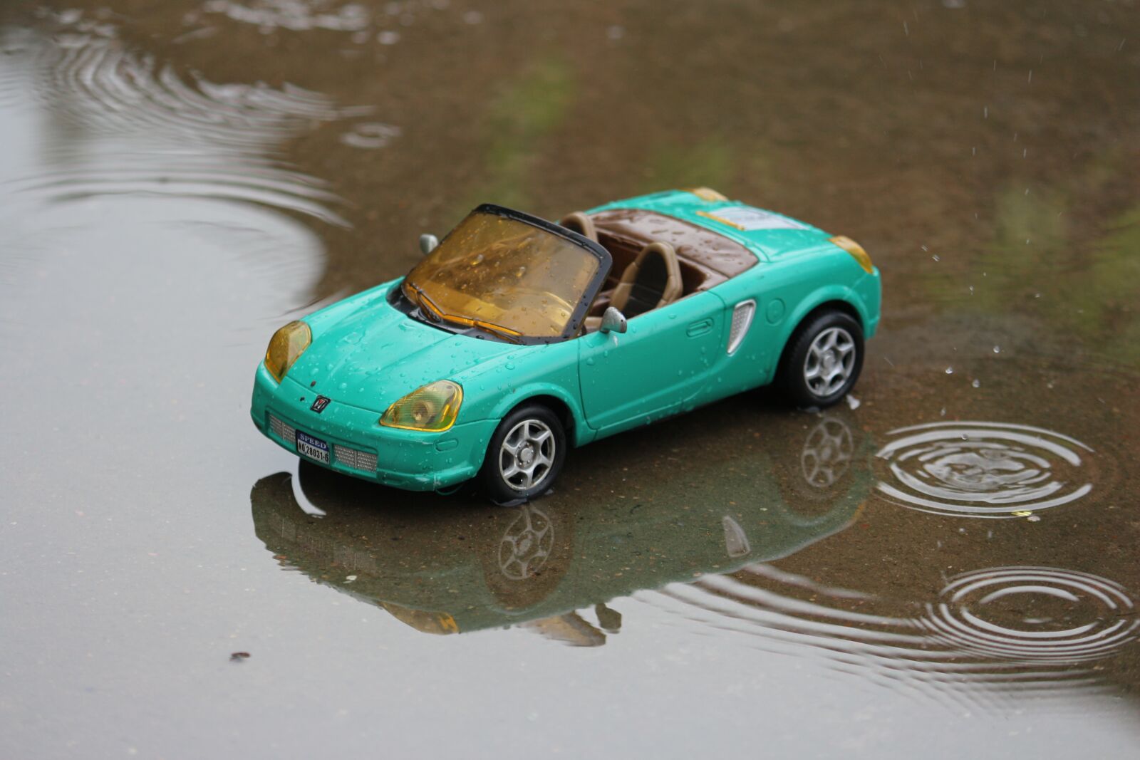 Canon EOS 700D (EOS Rebel T5i / EOS Kiss X7i) sample photo. Toy, rain, car photography
