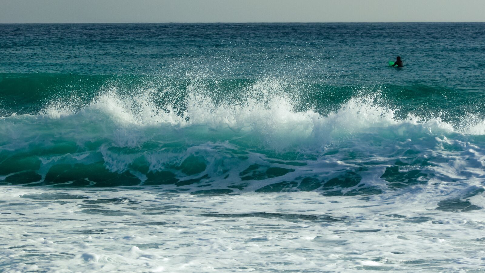 Canon PowerShot SX400 IS sample photo. Wave, smashing, spray photography