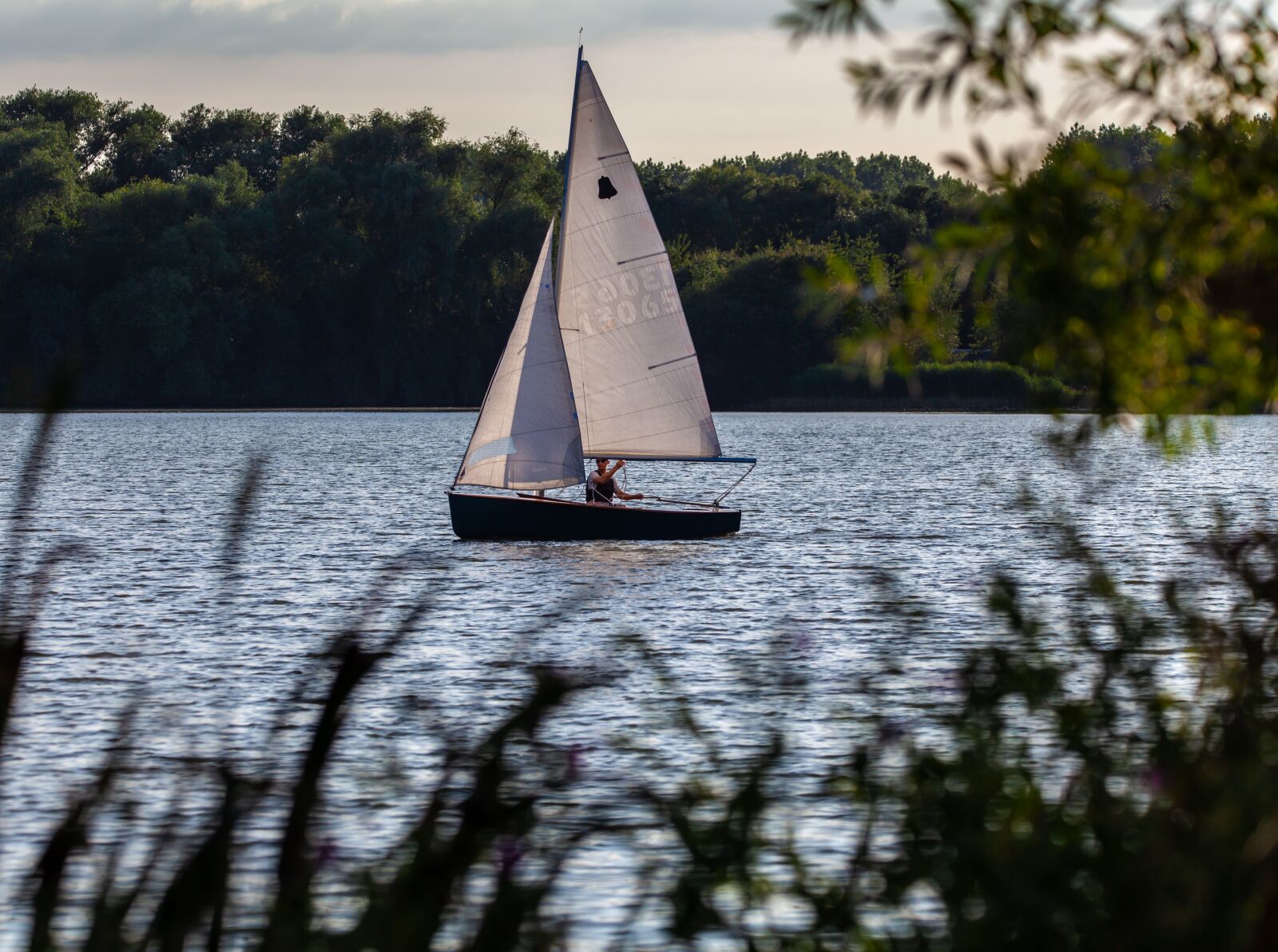 150-600mm F5-6.3 DG OS HSM | Contemporary 015 sample photo. Small boat, single crew photography