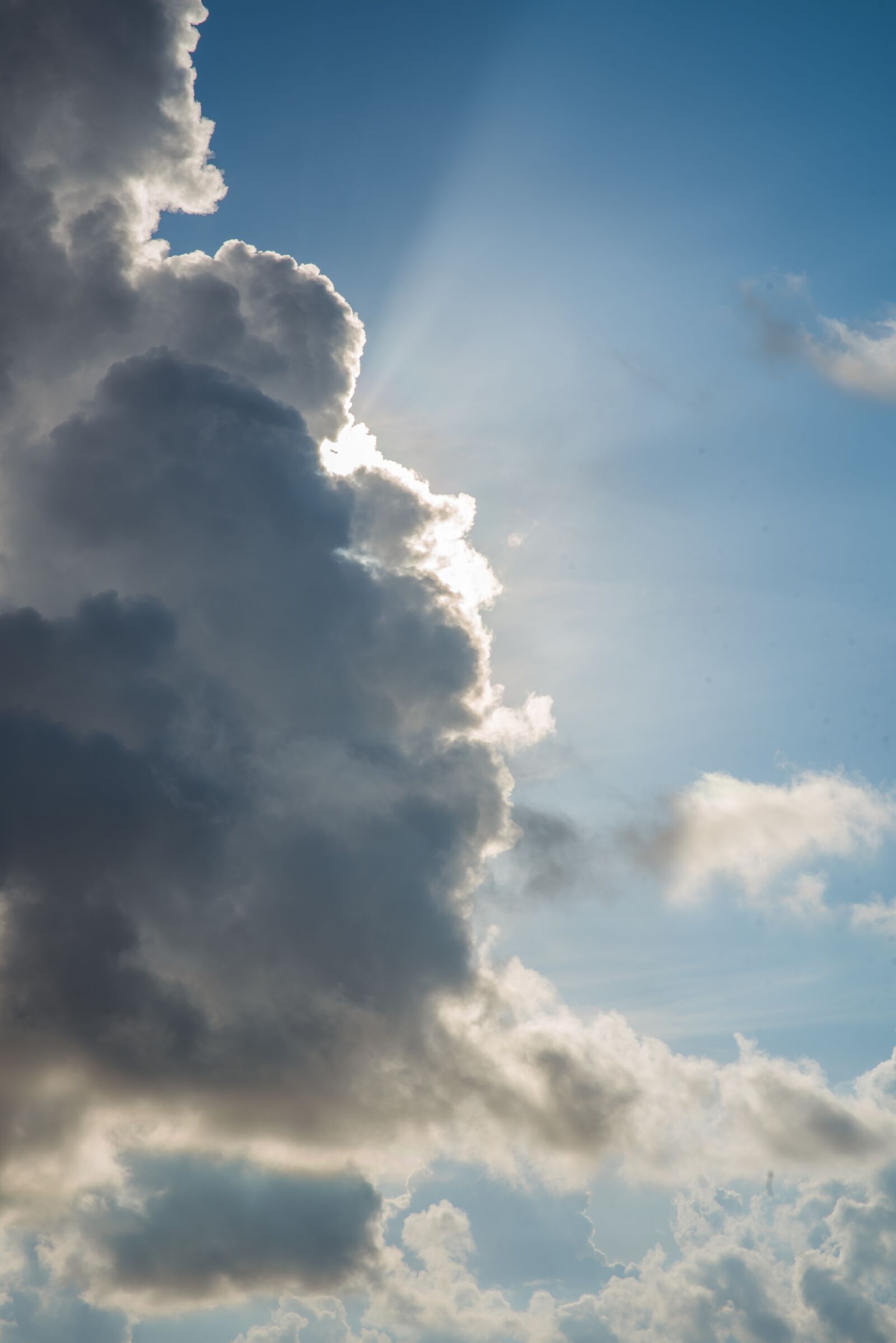 Nikon D750 sample photo. Cloud, sun, sun peaking photography