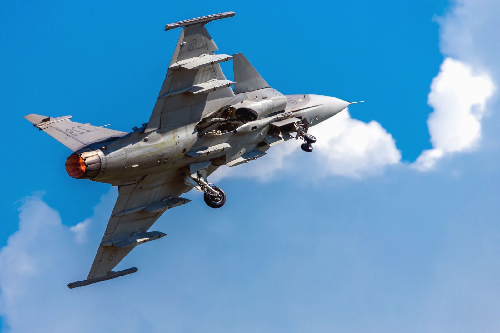 Canon EOS 5D Mark III sample photo. Warplane, military, airplane, wheel photography