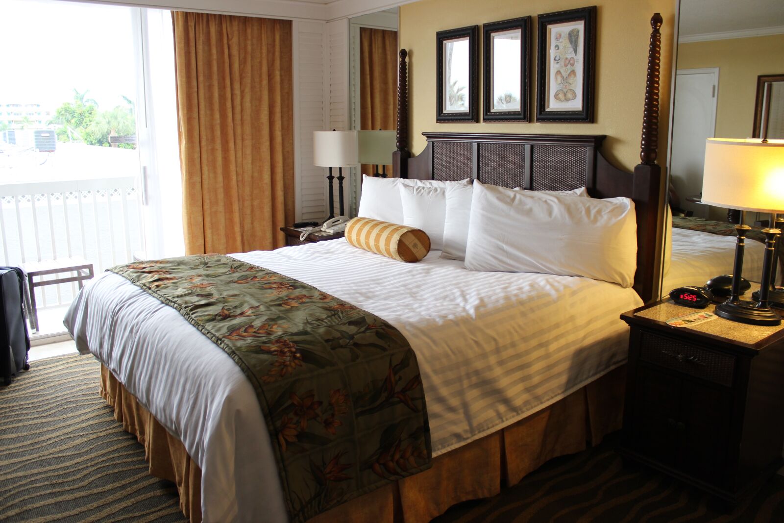 Canon EF-S 18-55mm F3.5-5.6 IS sample photo. Hotelroom, guestroom, florida photography