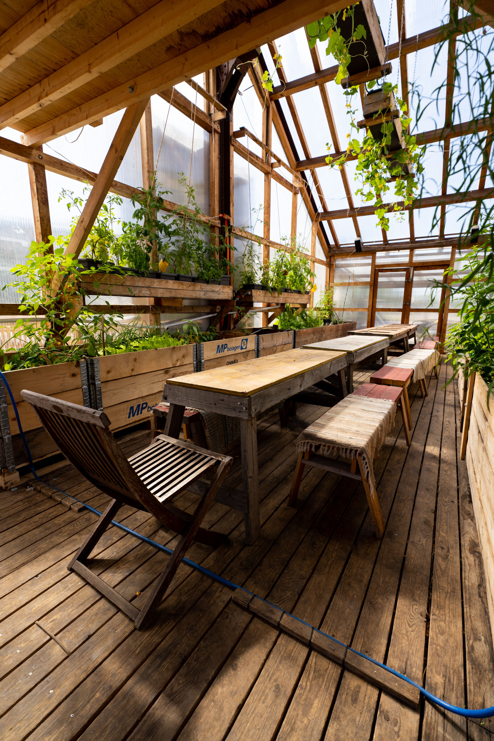 Sony a7R IV + Sigma 16-28mm F2.8 DG DN | C sample photo. Greenhouse meeting room photography