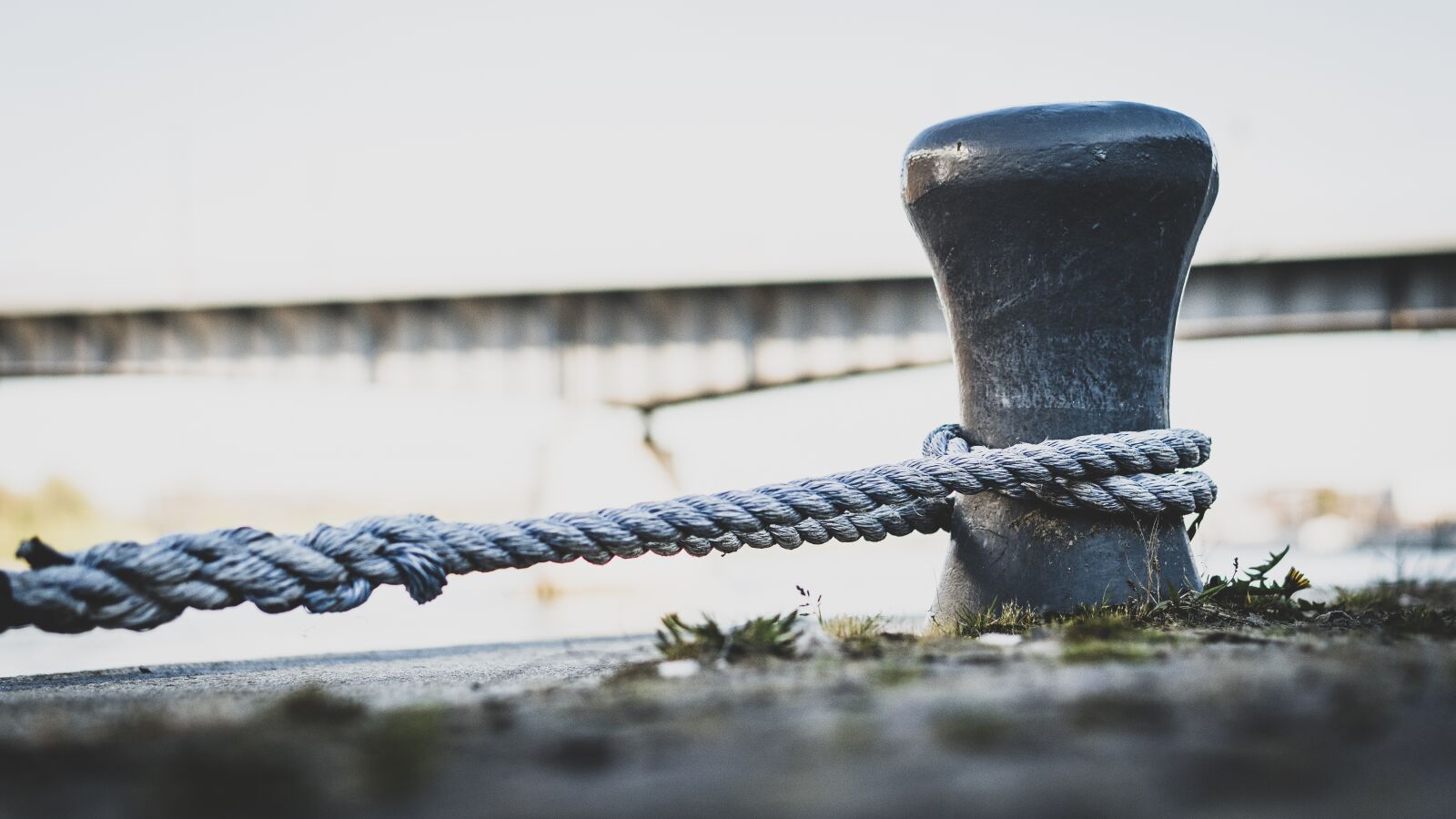 Sony a6300 + E 50mm F1.8 OSS sample photo. Rope, boat, bollard photography