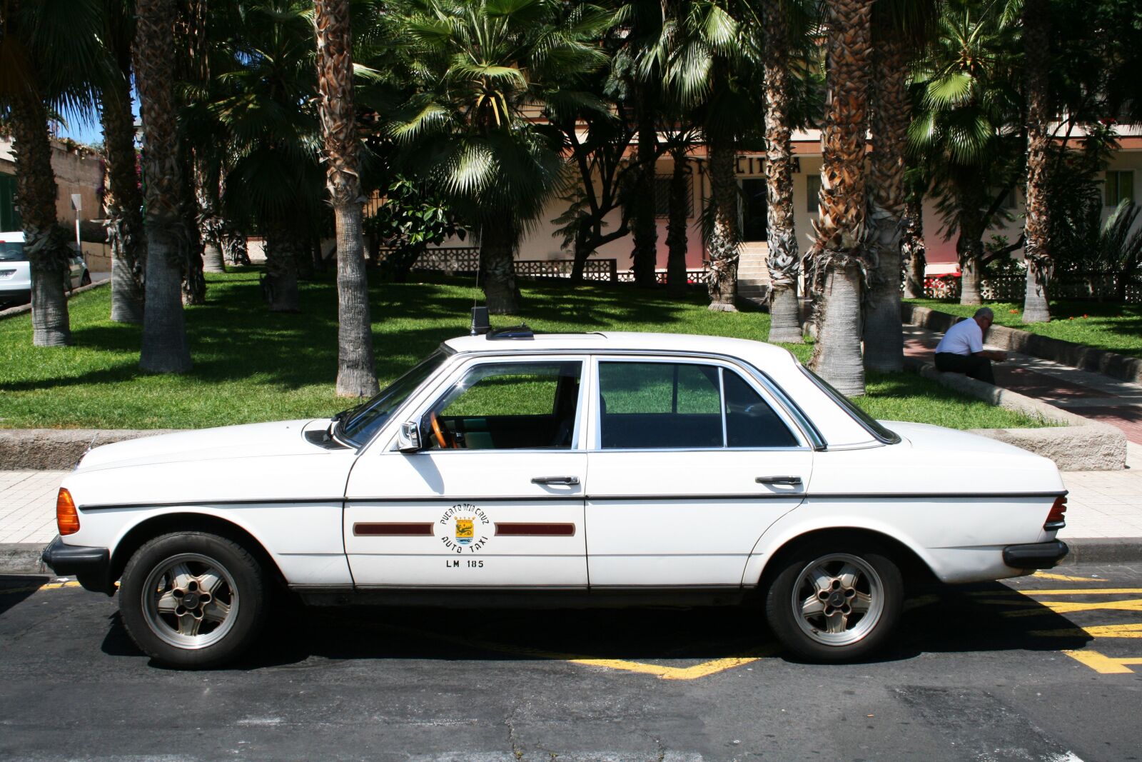 Canon EOS 400D (EOS Digital Rebel XTi / EOS Kiss Digital X) sample photo. Tenerife, taxi, mercedes photography