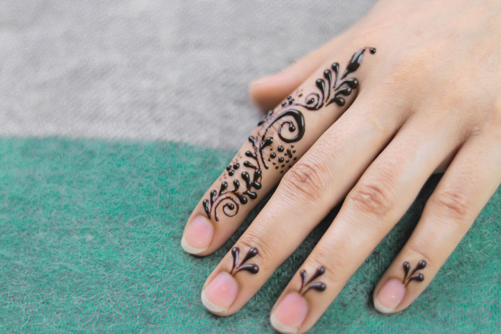 Canon EOS 80D sample photo. Nails, mandala, jewelry photography