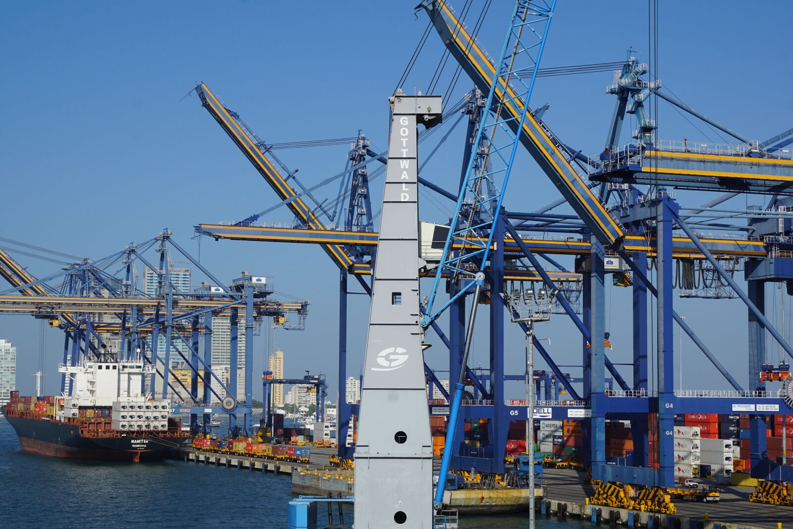 Sony DT 16-50mm F2.8 SSM sample photo. Port, colombia, crane photography