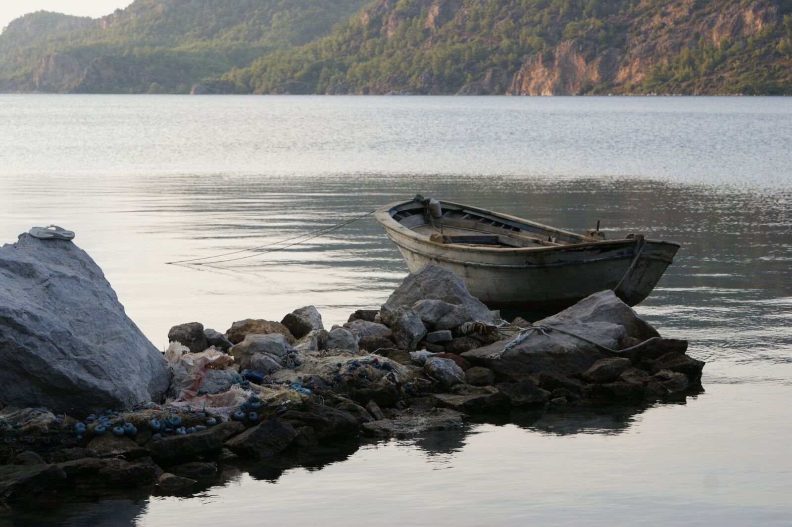 Sony Alpha DSLR-A350 sample photo. Body of water, beach photography