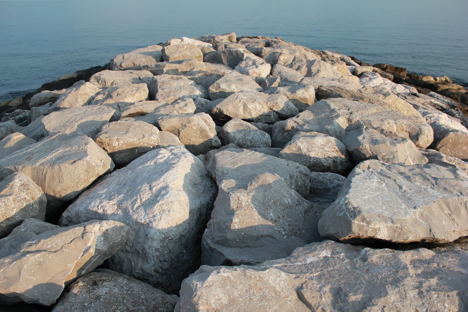 Canon EOS 550D (EOS Rebel T2i / EOS Kiss X4) sample photo. Stones, rock, beach photography