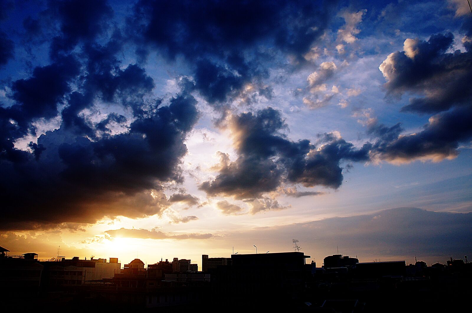 Sony Alpha NEX-C3 + Sony E 18-55mm F3.5-5.6 OSS sample photo. Sunset, sky, azure photography
