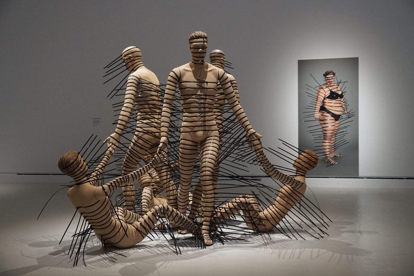 Sony a6000 + Sony Vario-Tessar T* E 16-70mm F4 ZA OSS sample photo. Art, museum, human photography