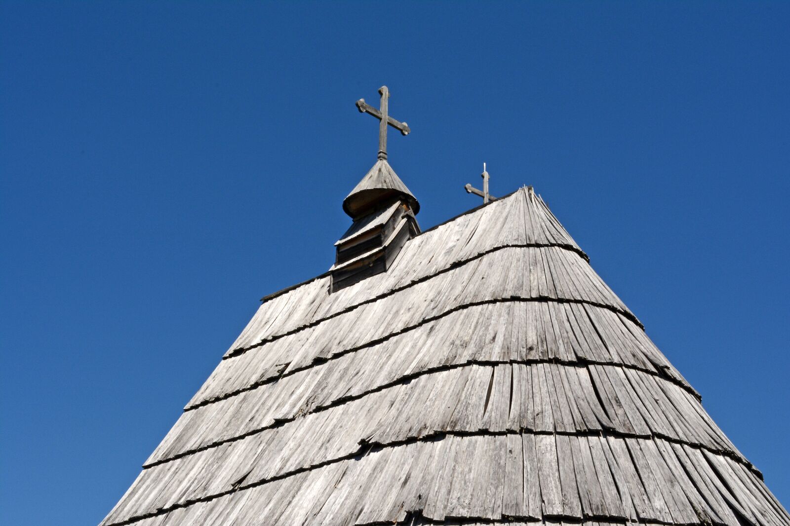 Nikon D5200 sample photo. Wooden roof, top, housing photography