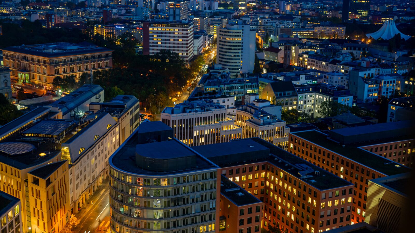 Sony a7 II + Sony FE 28-70mm F3.5-5.6 OSS sample photo. Berlin, night photograph, long photography