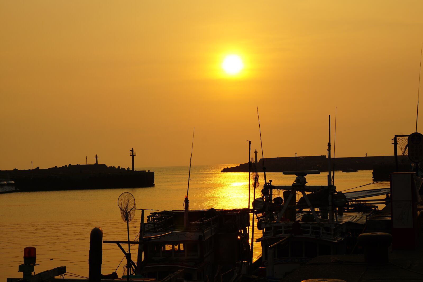 Sony E 55-210mm F4.5-6.3 OSS sample photo. Sunset, boat, ocean photography