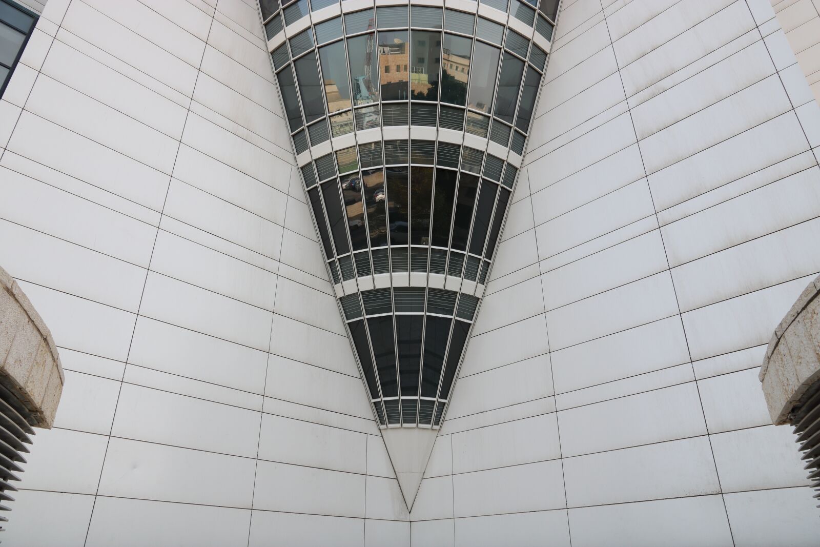 Canon EOS 750D (EOS Rebel T6i / EOS Kiss X8i) sample photo. Israel, haifa, sail building photography
