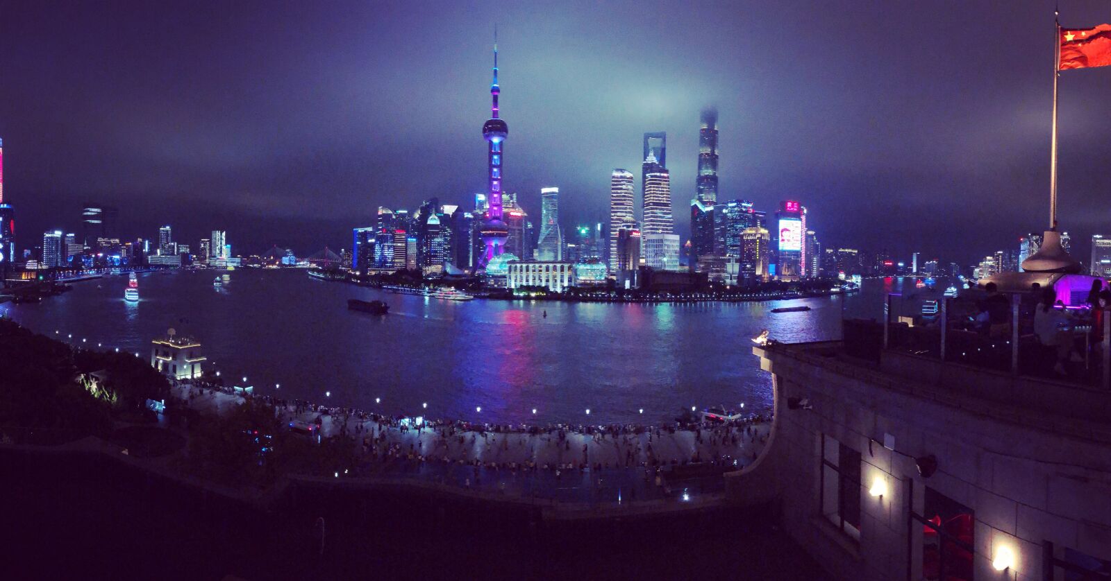 iPhone X back camera 4mm f/1.8 sample photo. Shanghai, bund, pudong photography