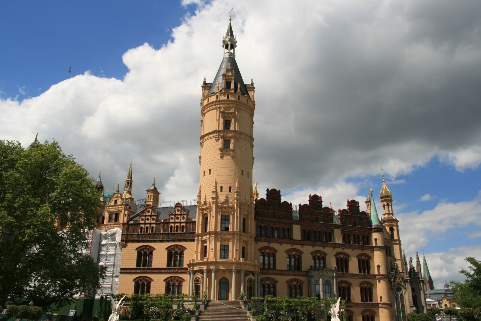 Canon EOS 400D (EOS Digital Rebel XTi / EOS Kiss Digital X) sample photo. Schwerin, castle, clouds photography