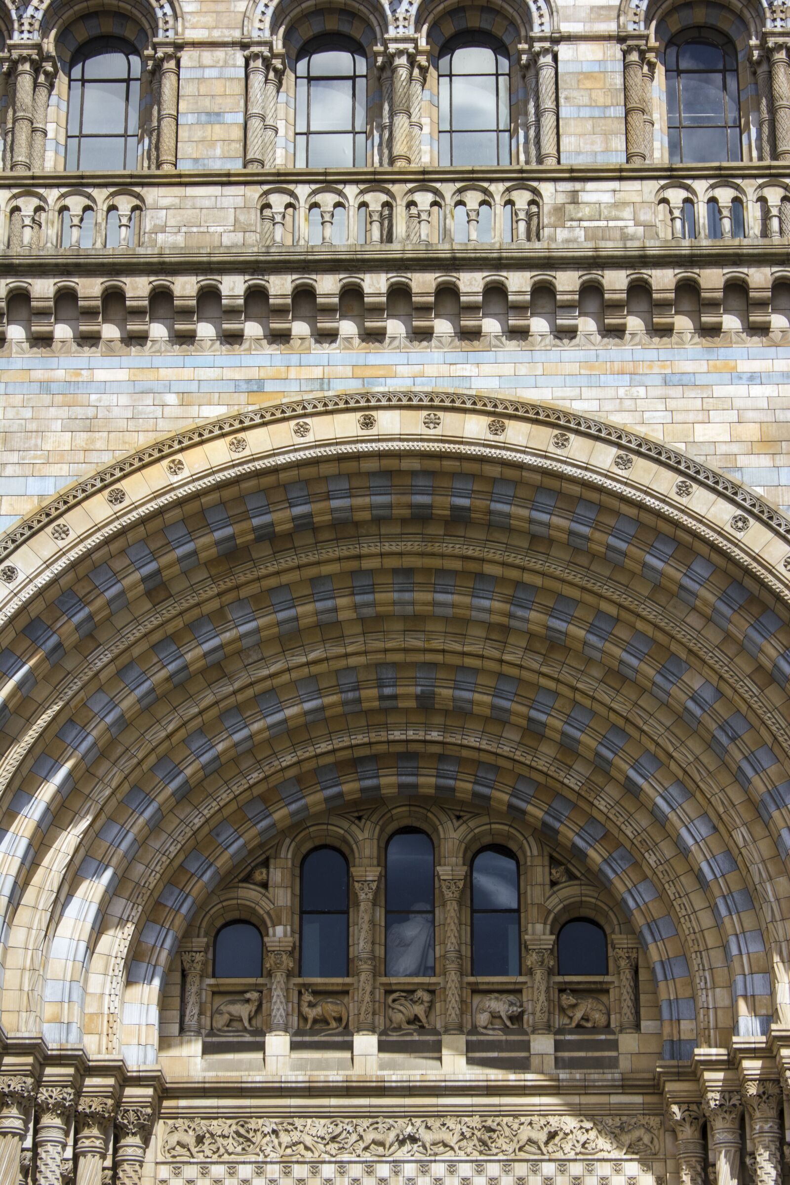 Canon EOS 550D (EOS Rebel T2i / EOS Kiss X4) sample photo. London, museum, architecture photography