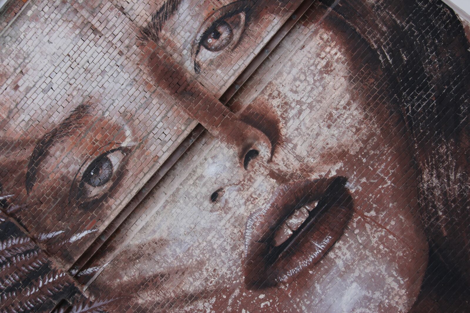 Canon EF-S 18-200mm F3.5-5.6 IS sample photo. Streetart, graffiti, art photography