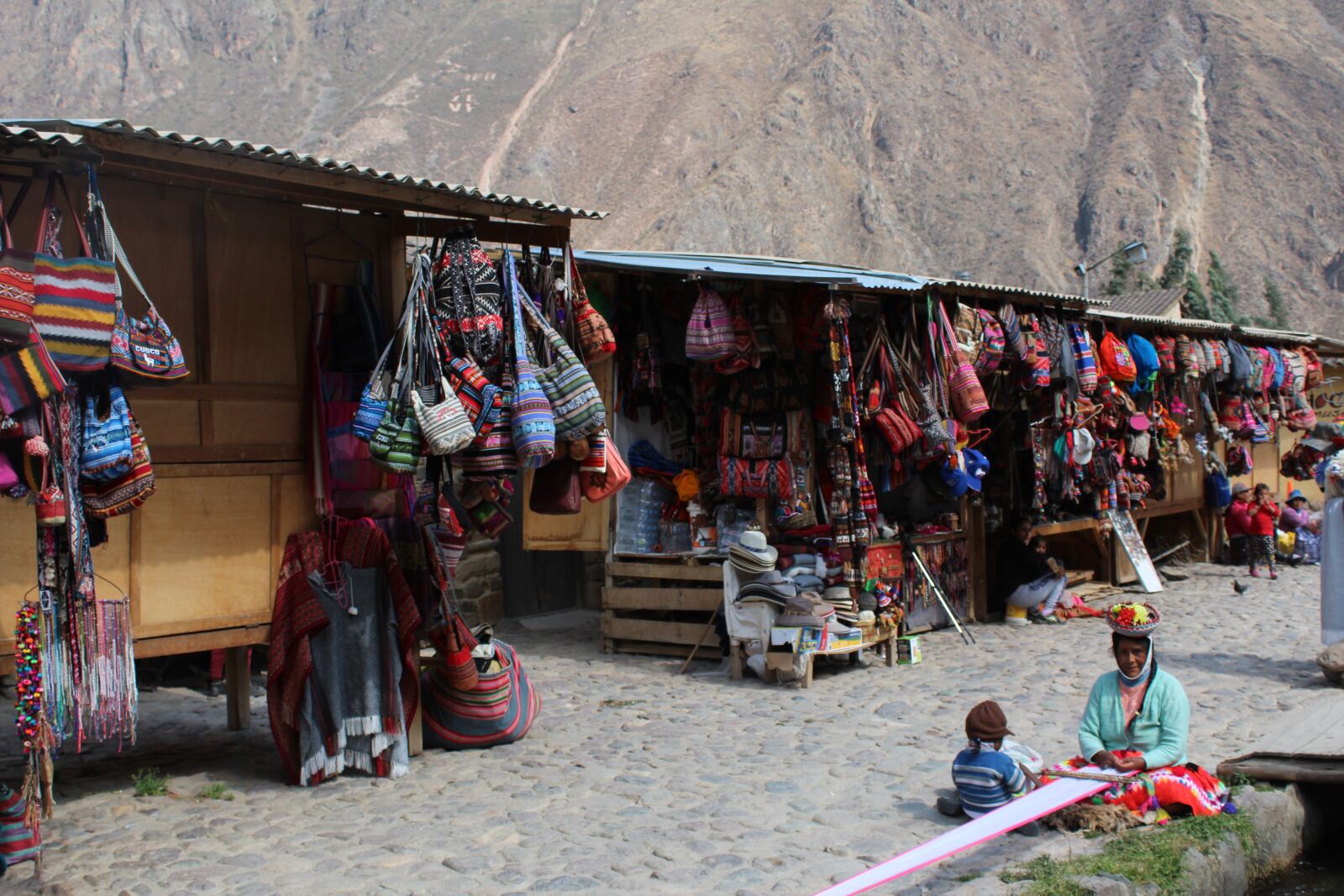 Canon EOS 1300D (EOS Rebel T6 / EOS Kiss X80) sample photo. Market, peru, crafts photography