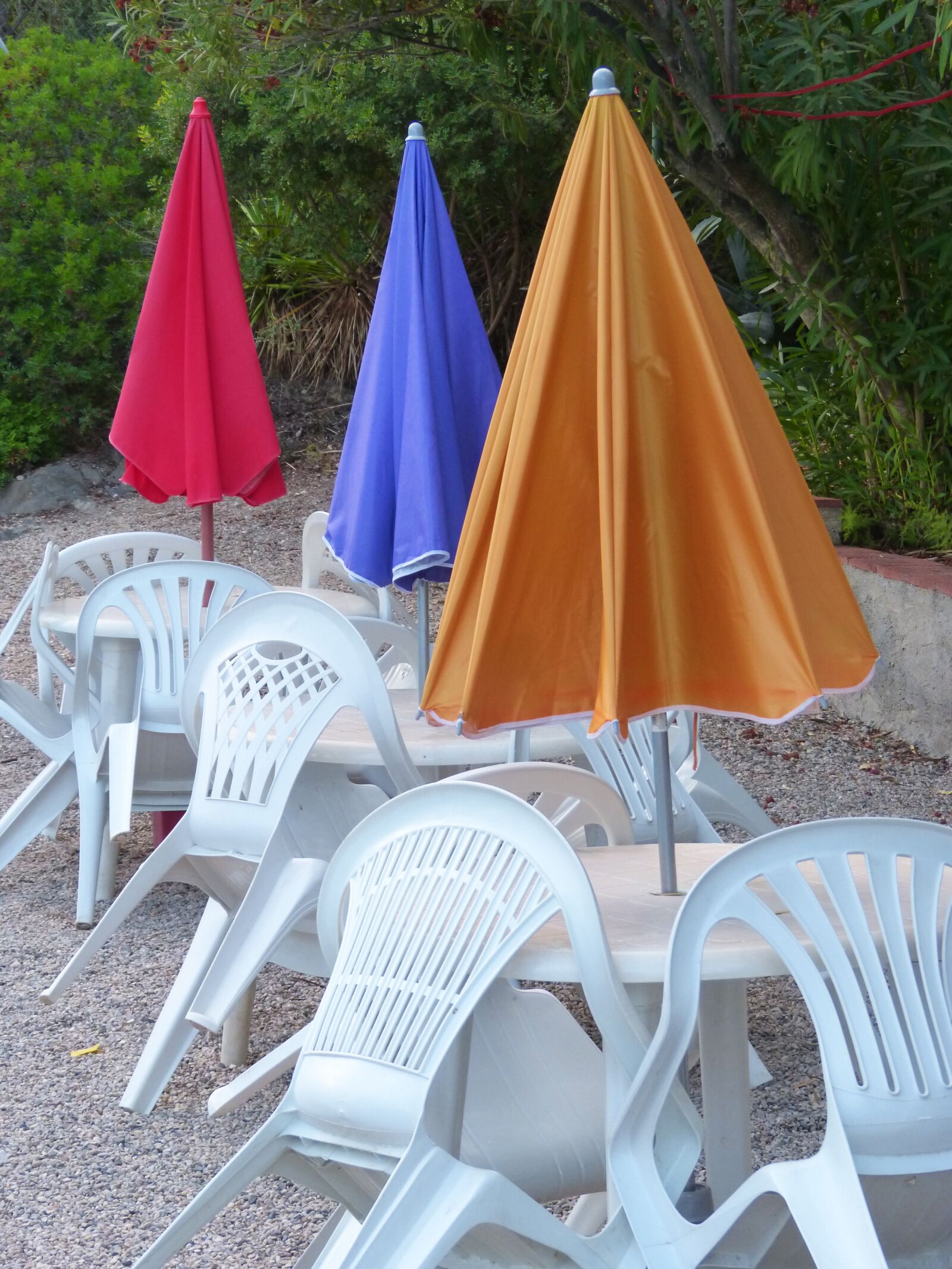 Panasonic DMC-FZ62 sample photo. Shade, umbrellas, tables photography