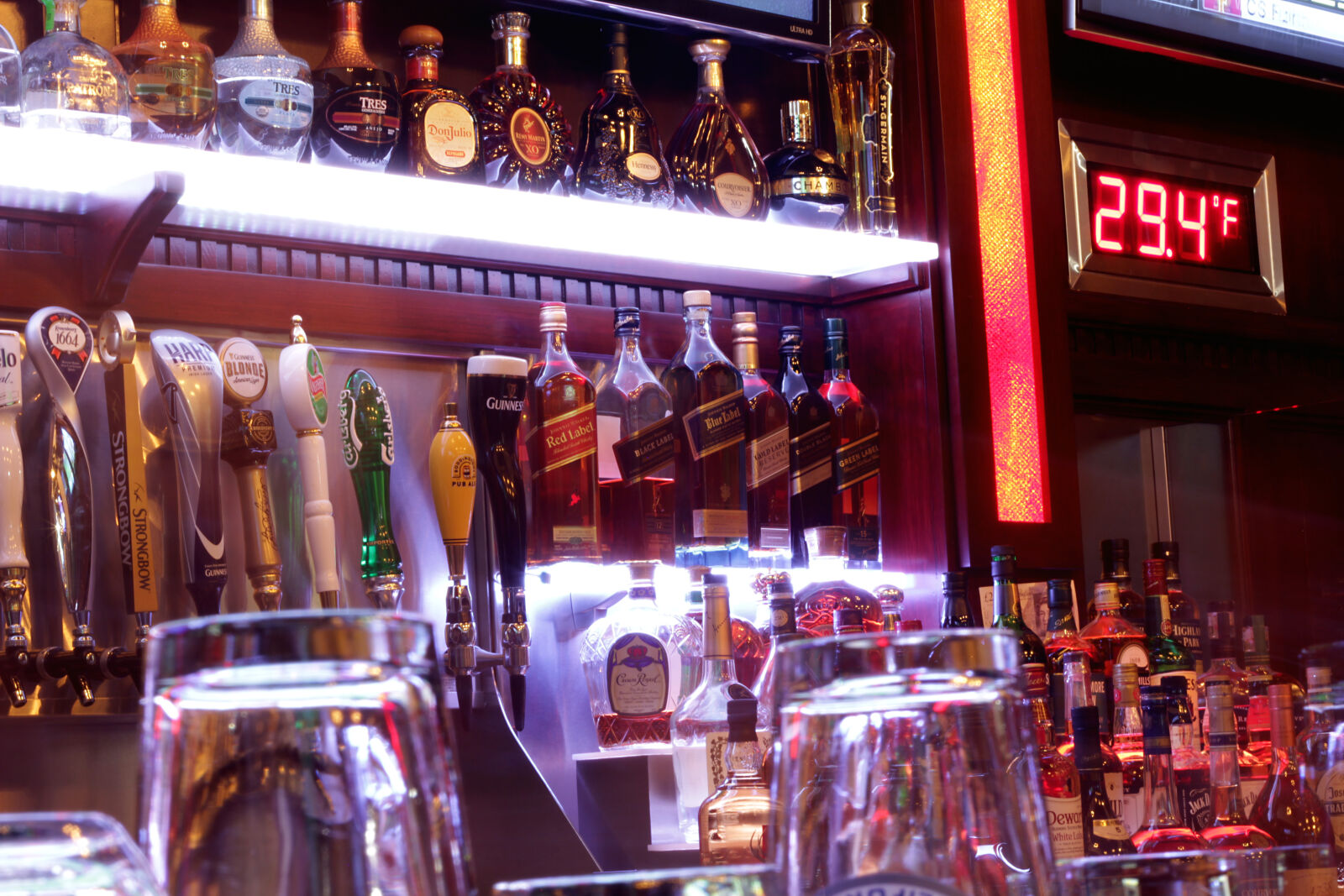 Canon EOS 550D (EOS Rebel T2i / EOS Kiss X4) sample photo. Bar, drinks, night, out photography