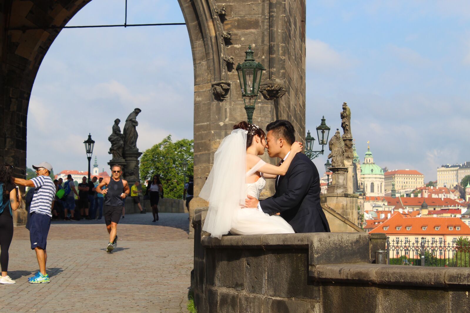 Canon EOS 1300D (EOS Rebel T6 / EOS Kiss X80) sample photo. Prague, charles bridge, bride photography