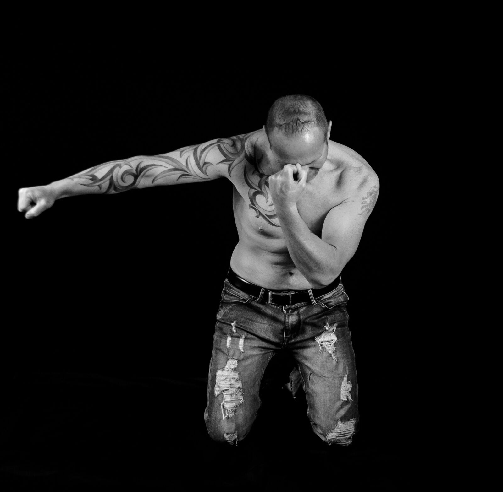 KONICA MINOLTA DYNAX 7D sample photo. Man, tattoo, sitting photography