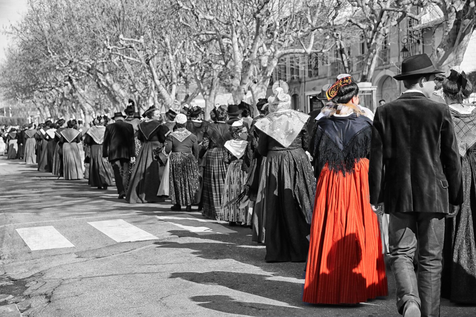 Canon EOS 5D Mark III sample photo. Parade, arles, holding photography