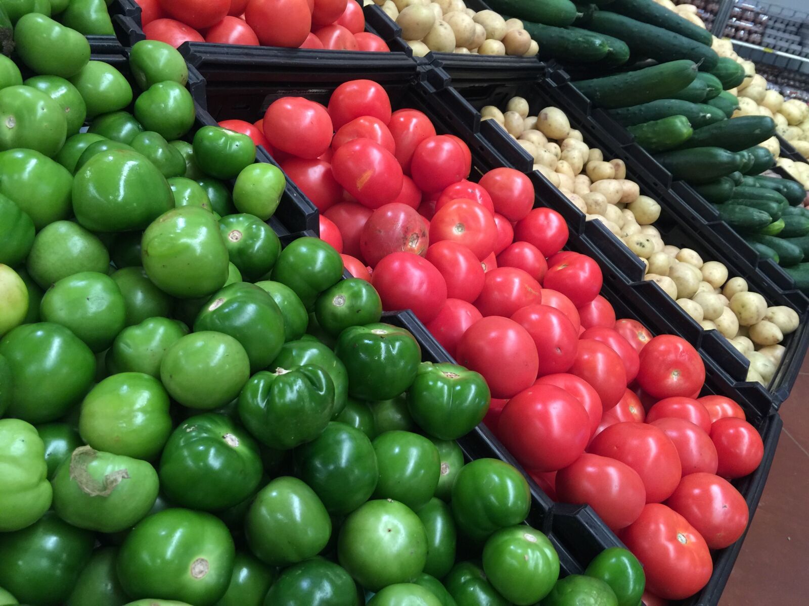 iPhone 6 Plus back camera 4.15mm f/2.2 sample photo. Tomatoes, potatos, vegetables photography