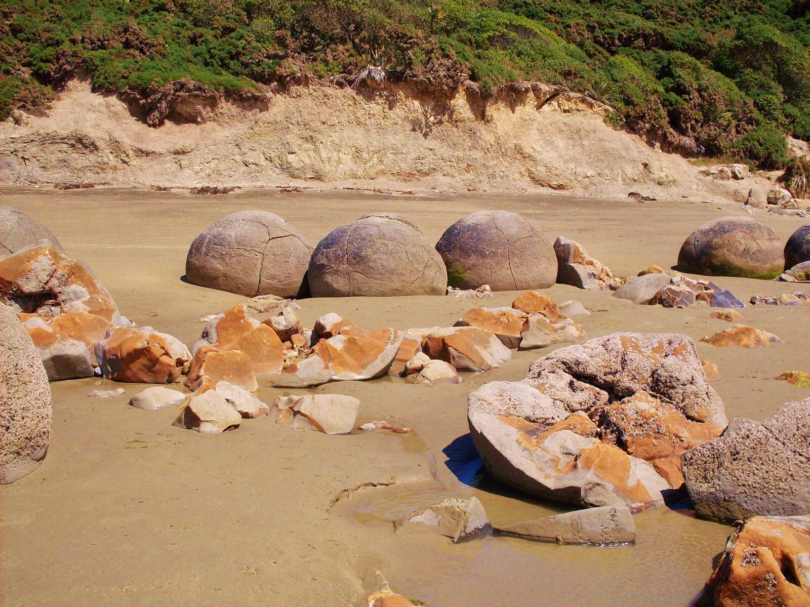 Samsung KENOX S860  / Samsung S860 sample photo. New zealand, boulders, round photography