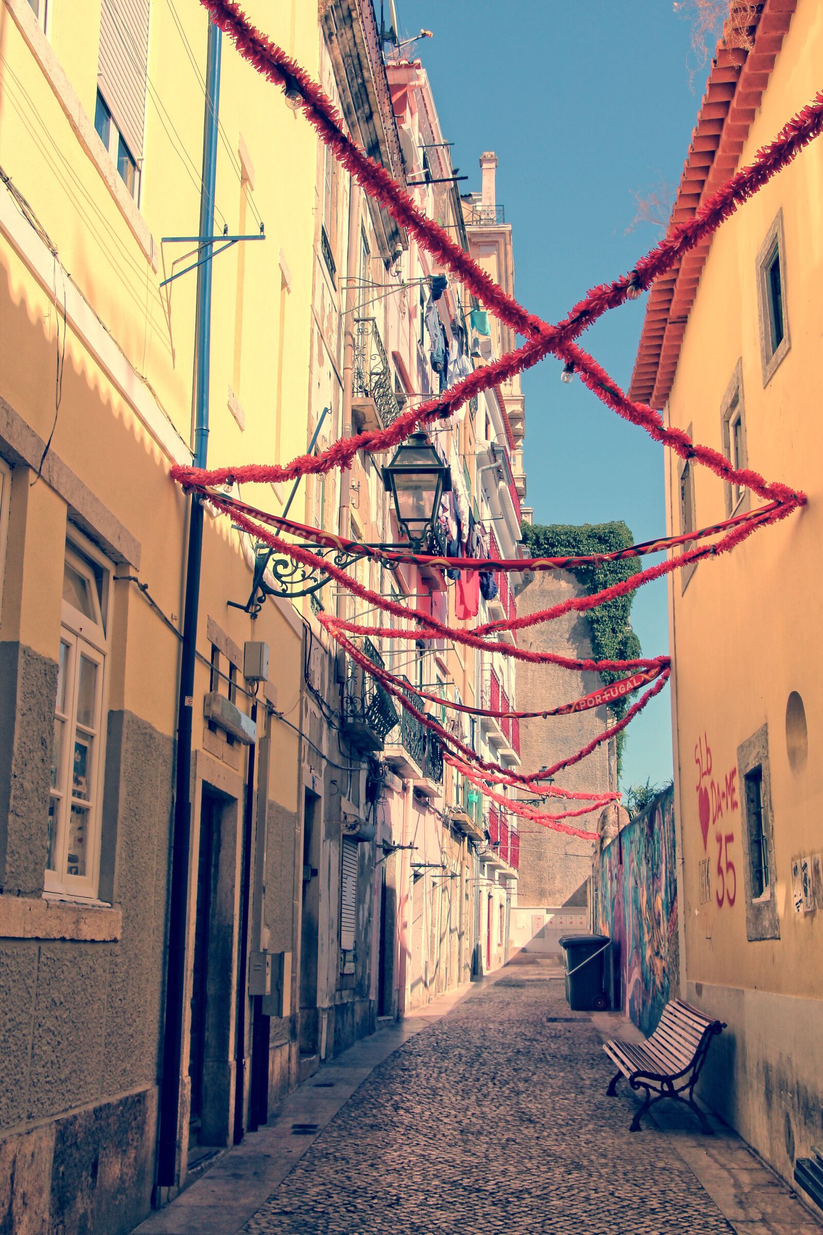 Canon EOS 650D (EOS Rebel T4i / EOS Kiss X6i) sample photo. Lisbon, street, tinsel photography