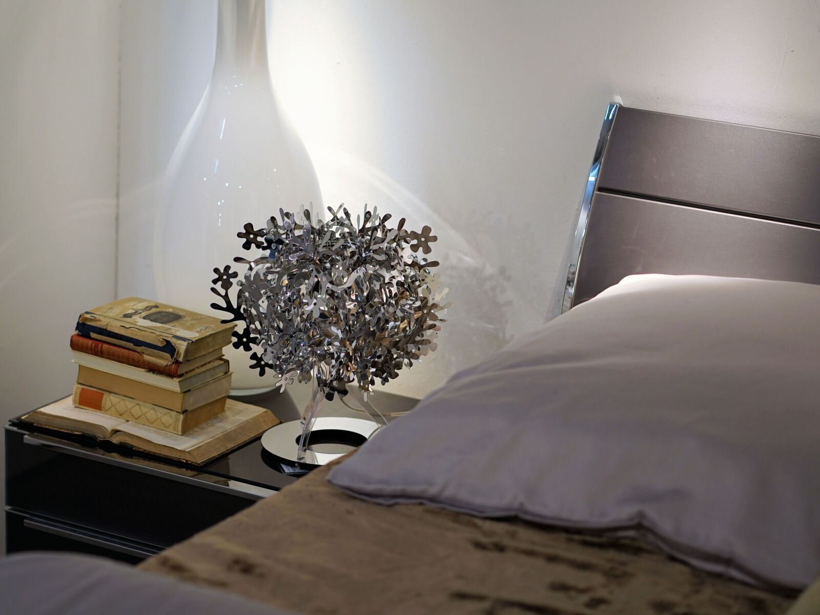 Sony a7 II + Sony FE 85mm F1.8 sample photo. Luxury, bed, room photography