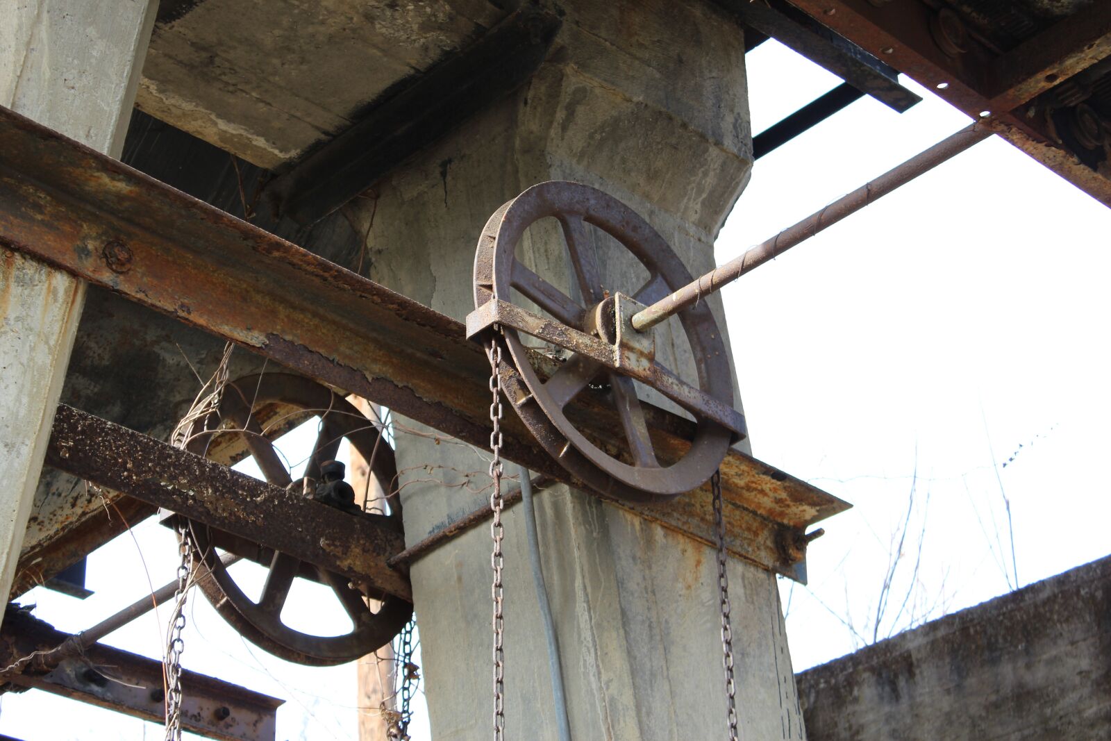 Canon EOS 1300D (EOS Rebel T6 / EOS Kiss X80) sample photo. Industrial, wheel, chain photography