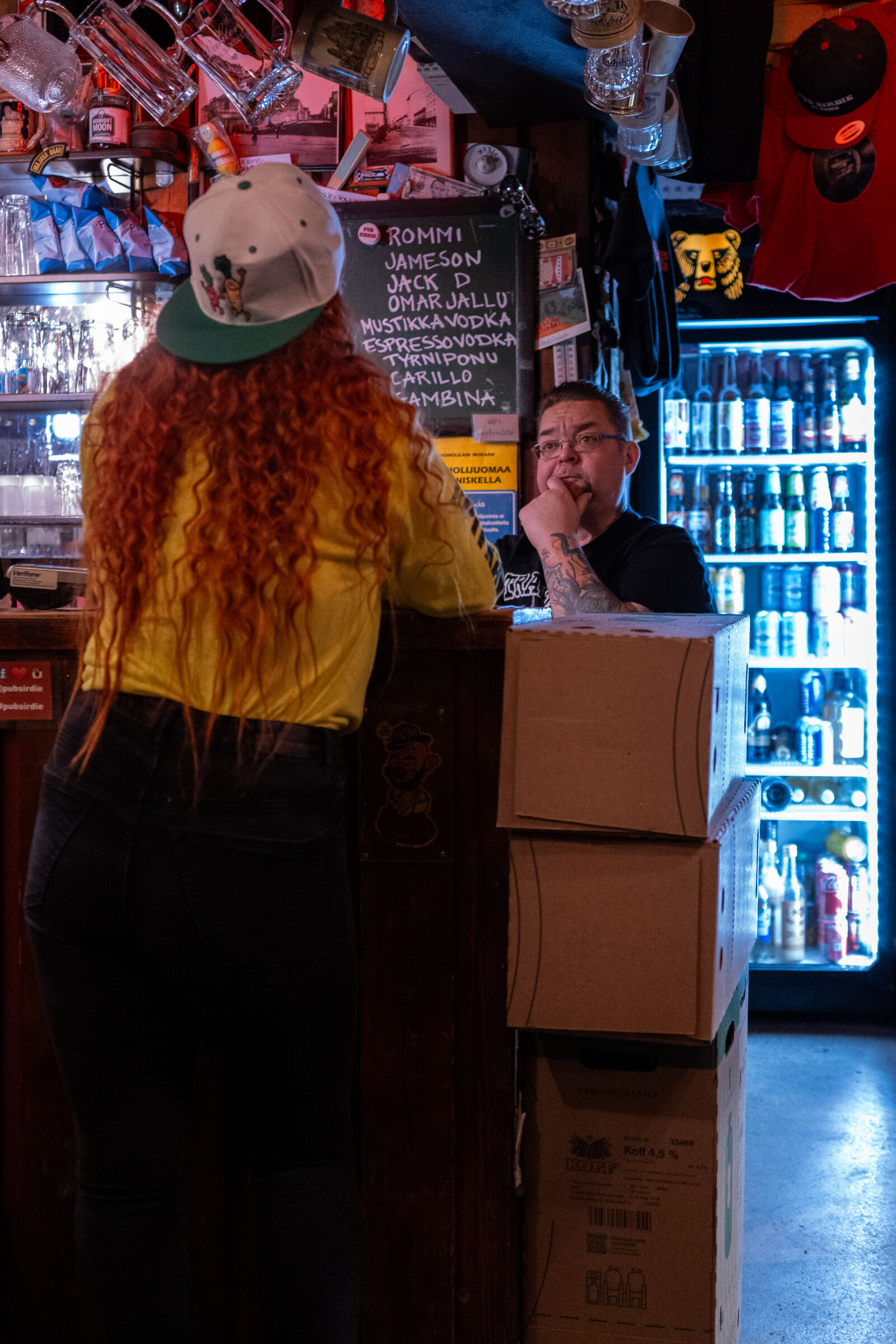 SUMMILUX 1:1.7/28 ASPH. sample photo. Meeting with the bartender photography