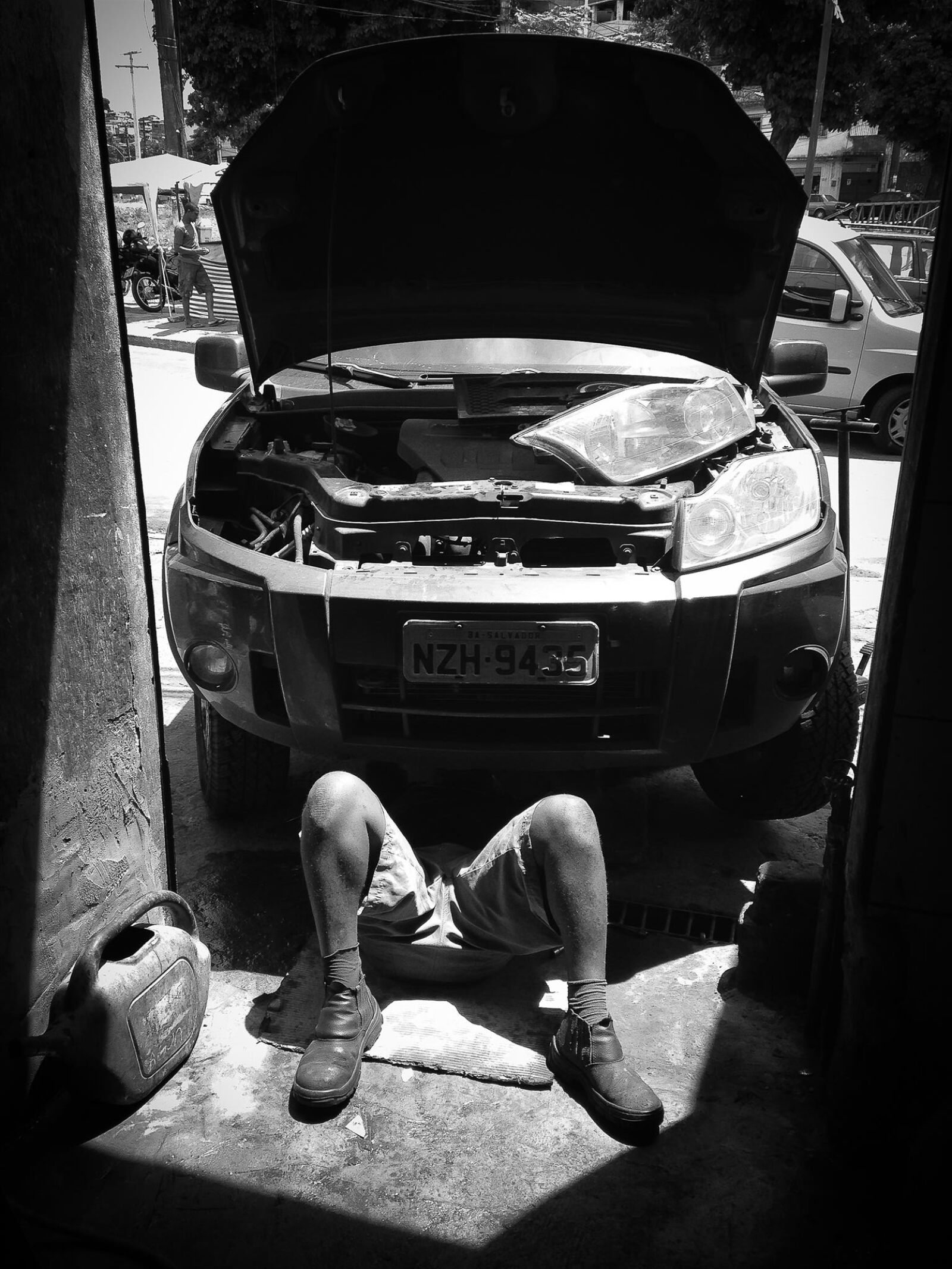 iPhone 5c back camera 4.12mm f/2.4 sample photo. Bw, cars, garage, iphone photography