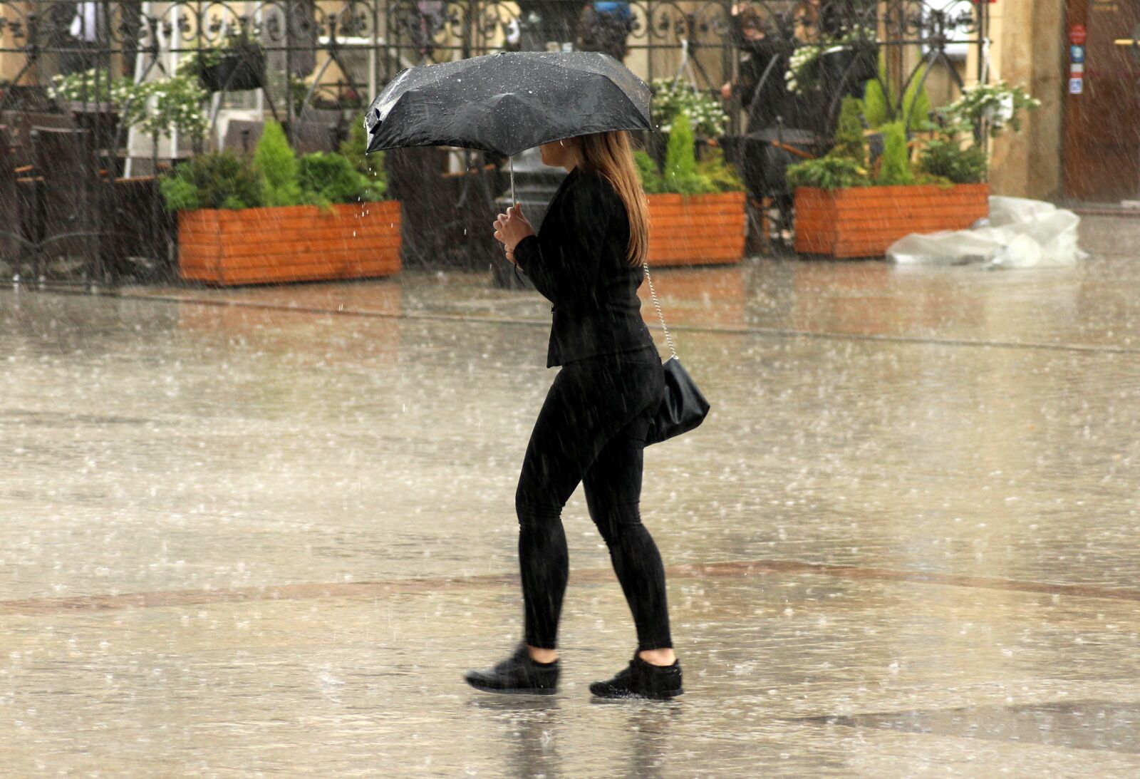 Canon EOS 1200D (EOS Rebel T5 / EOS Kiss X70 / EOS Hi) sample photo. Rain, the downpour, girl photography