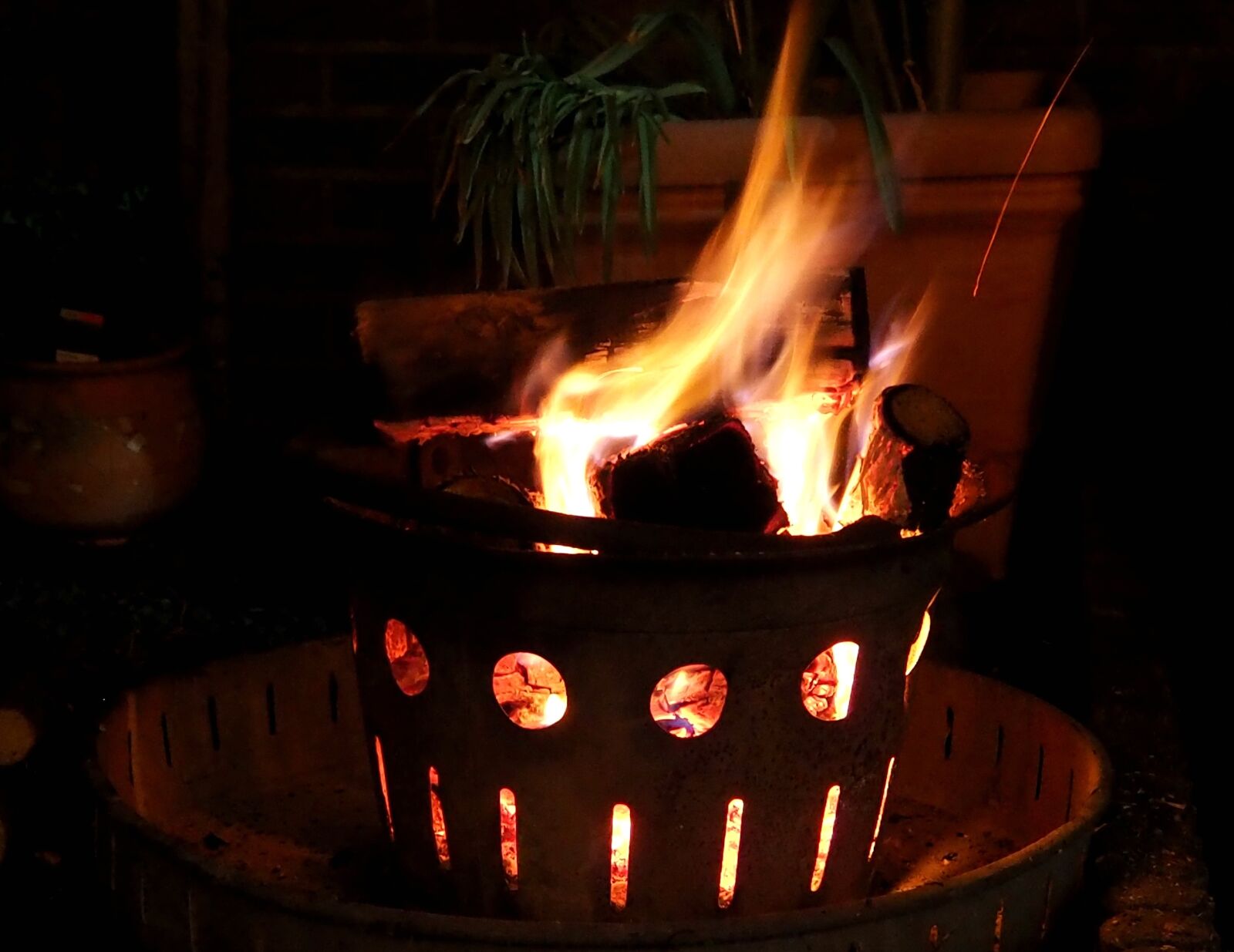 Olympus OM-D E-M10 sample photo. Fire, fire bowl, garden photography