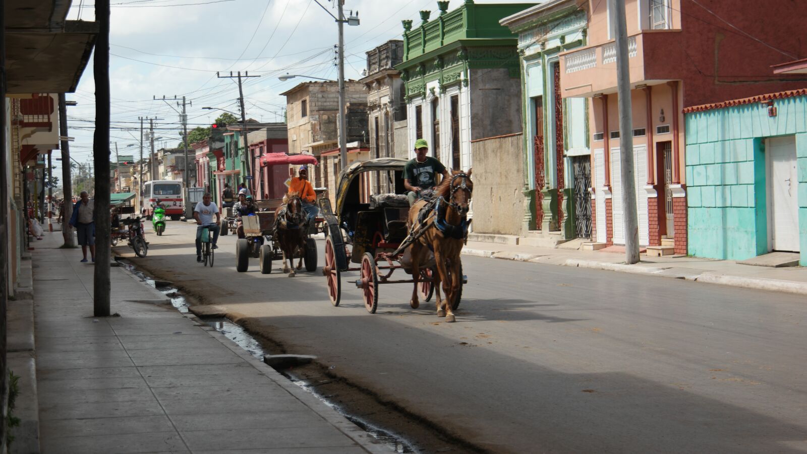 NX 18-200mm F3.5-6.3 sample photo. Cuba, city of horse-drawn photography