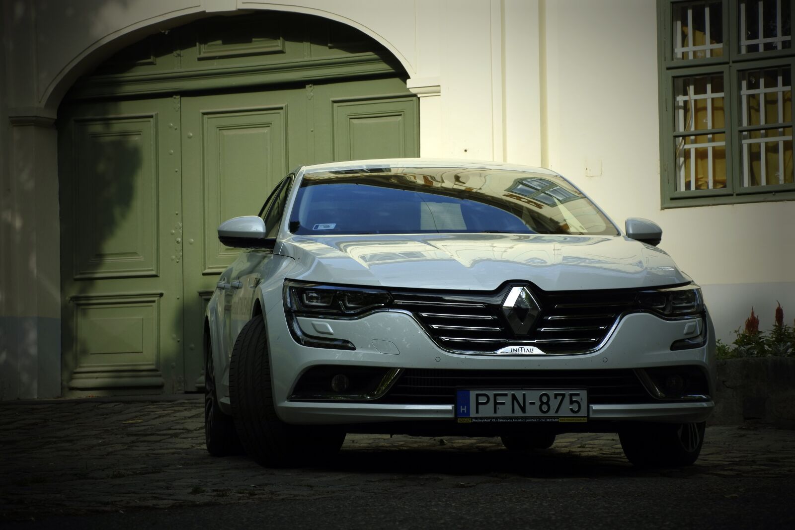 1 NIKKOR VR PD-Zoom 10-100mm f/4.5-5.6 sample photo. Auto, renault, talisman photography