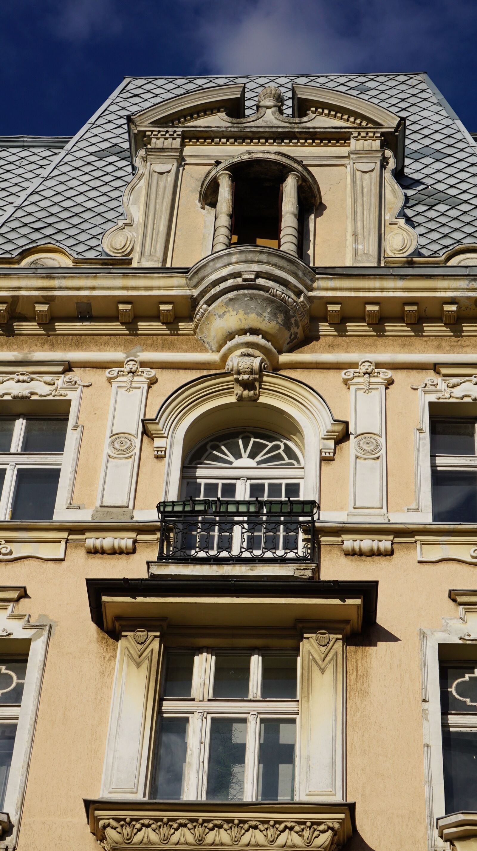 Sony E 55-210mm F4.5-6.3 OSS sample photo. Architektura, budynek, kamienica photography