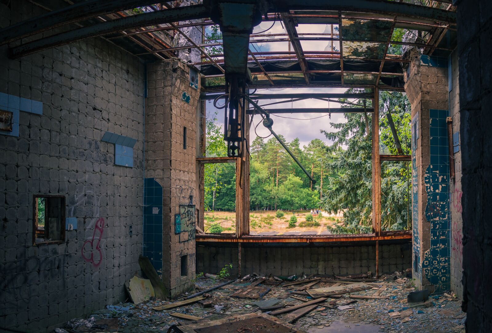 Olympus OM-D E-M10 sample photo. Building, abandoned, decay photography