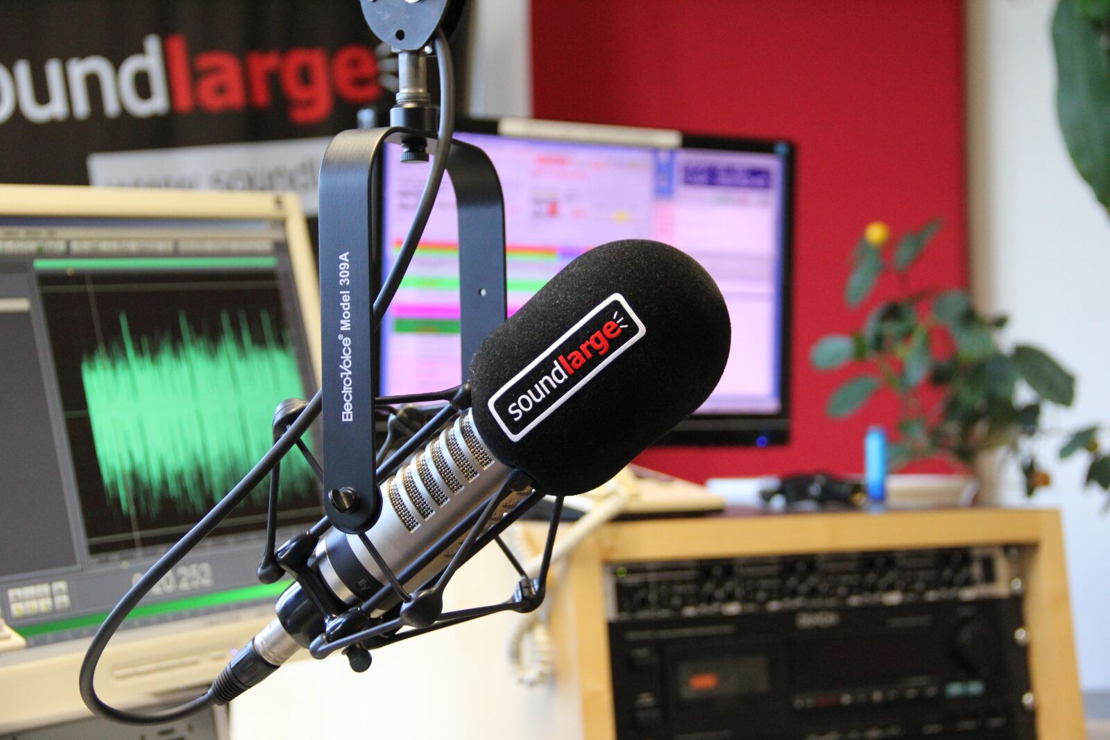 Canon EOS 550D (EOS Rebel T2i / EOS Kiss X4) sample photo. Radio studio, technology, radiate photography