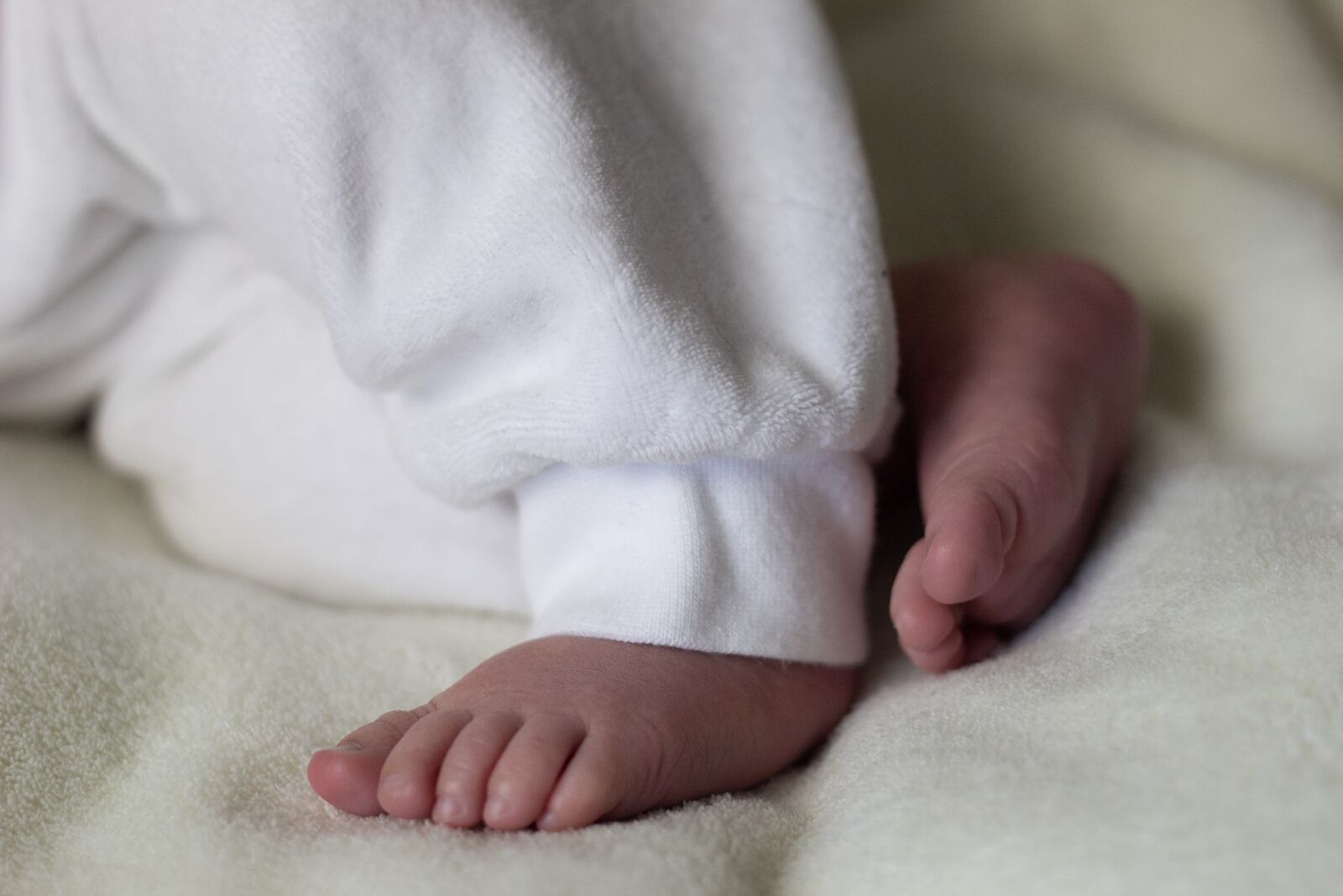 Canon EOS 60D + Canon EF 50mm F1.8 II sample photo. Baby, feet, children photography