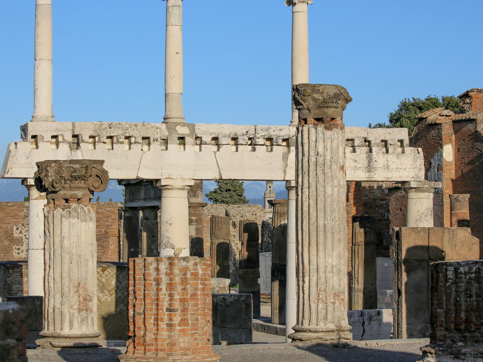 Canon EOS 5D Mark III sample photo. Pompei, ionic, pillars photography