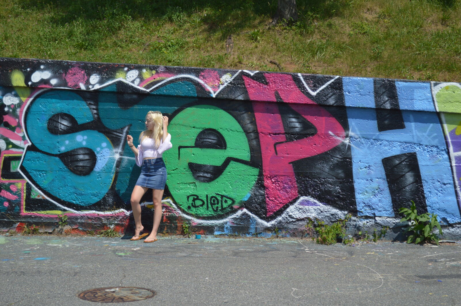Nikon D3200 sample photo. Blonde, girl, graffiti, pose photography