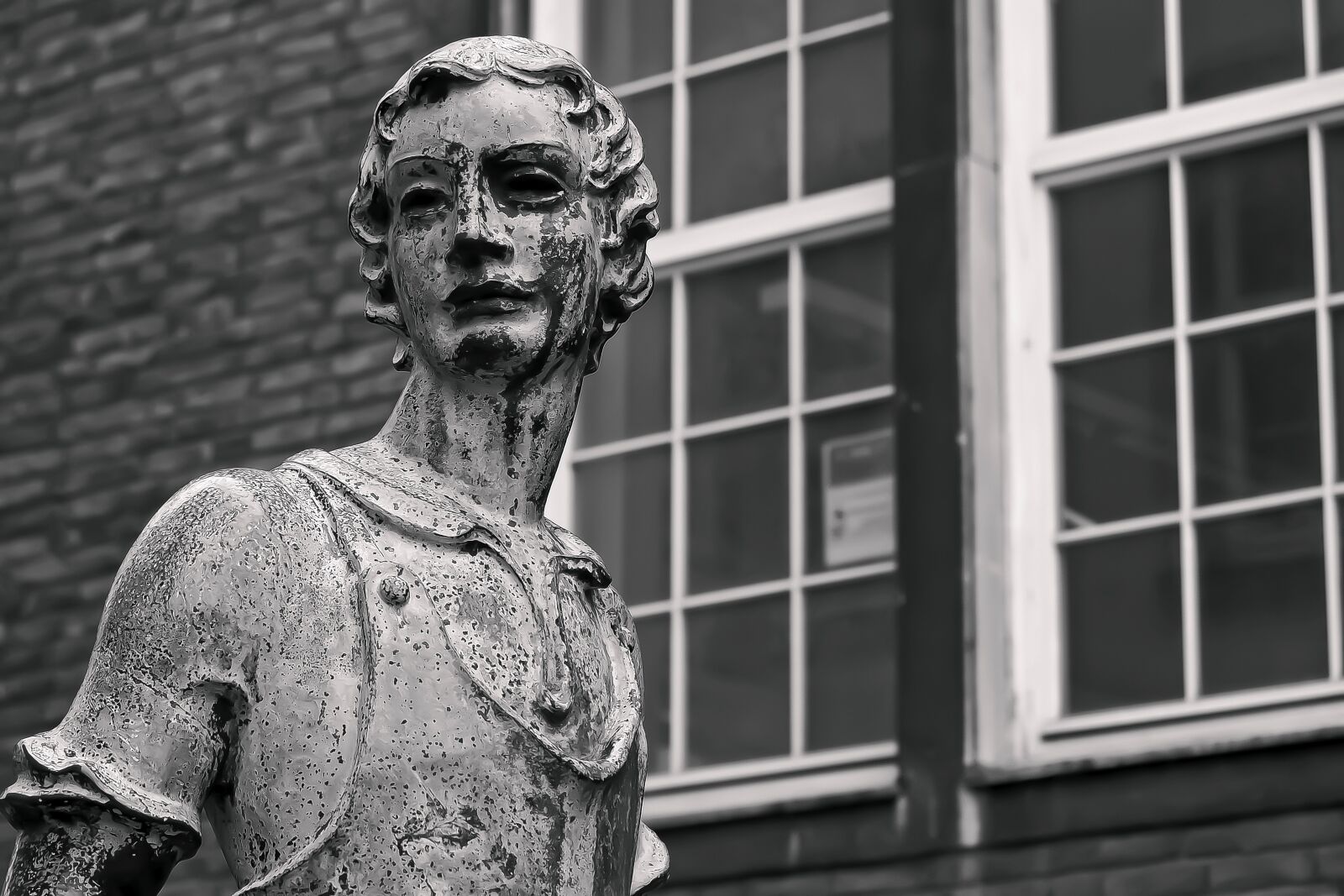 Olympus OM-D E-M10 sample photo. Sculpture, art, window photography