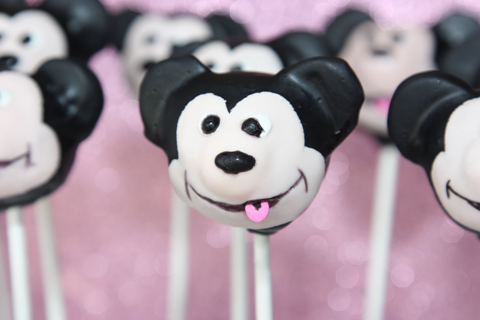 Canon EOS 450D (EOS Rebel XSi / EOS Kiss X2) sample photo. Cake pops, mickey mouse photography